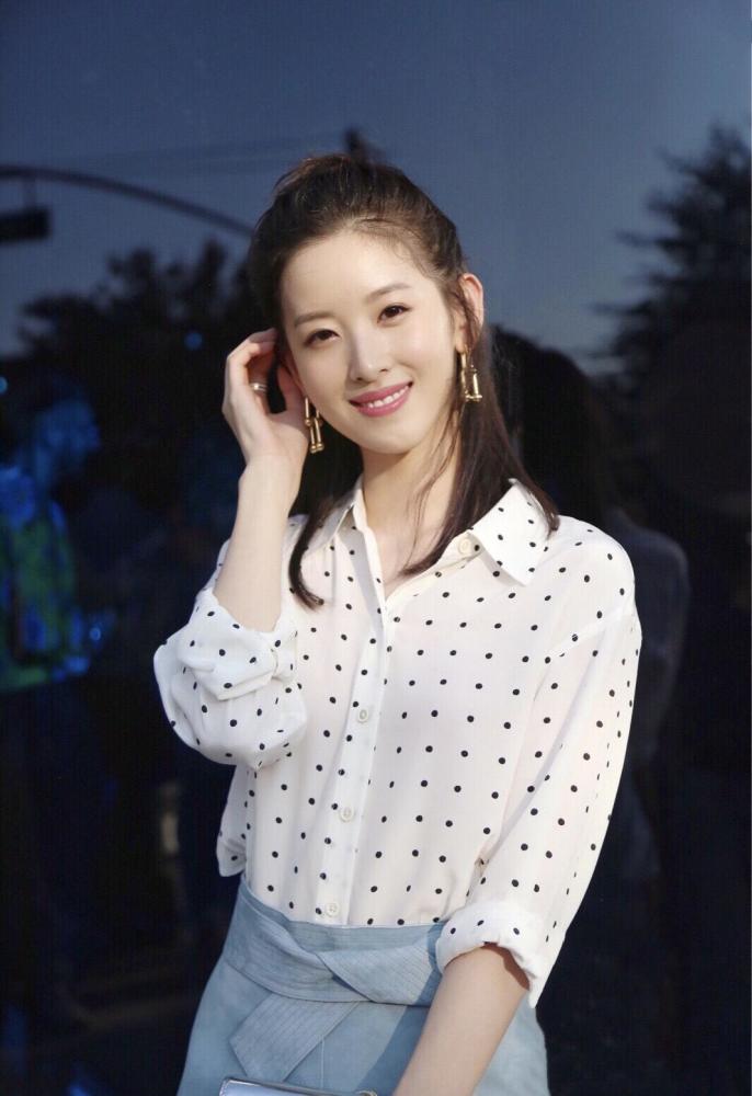 富商老婆章泽天气场开挂,穿衬衫配半身裙,半扎发型洋气又惊艳_腾讯