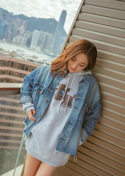 蔡卓妍牛仔外套搭配短裤大秀长腿,小清新感的学生气浓郁