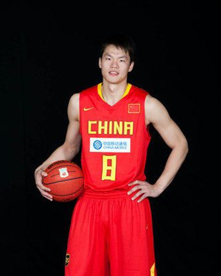 中国男篮最强小前锋朱芳雨,巅峰时有多强?说出来别不信
