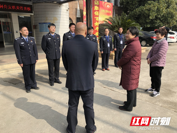 随后,唐军来到新田县公安局,走访慰问了省级劳模范孙铁和驻守在执勤