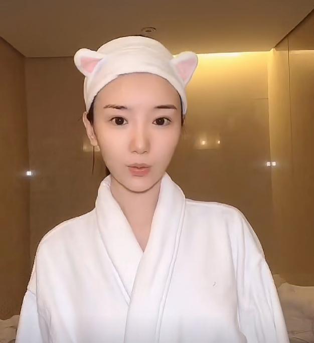 网友们看过后,大呼毛晓彤像洋娃娃,既可爱又性感.