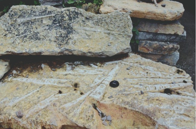 手法和保存的完整性来看,黄庭坚对于这块震旦角石应该是十分喜爱的