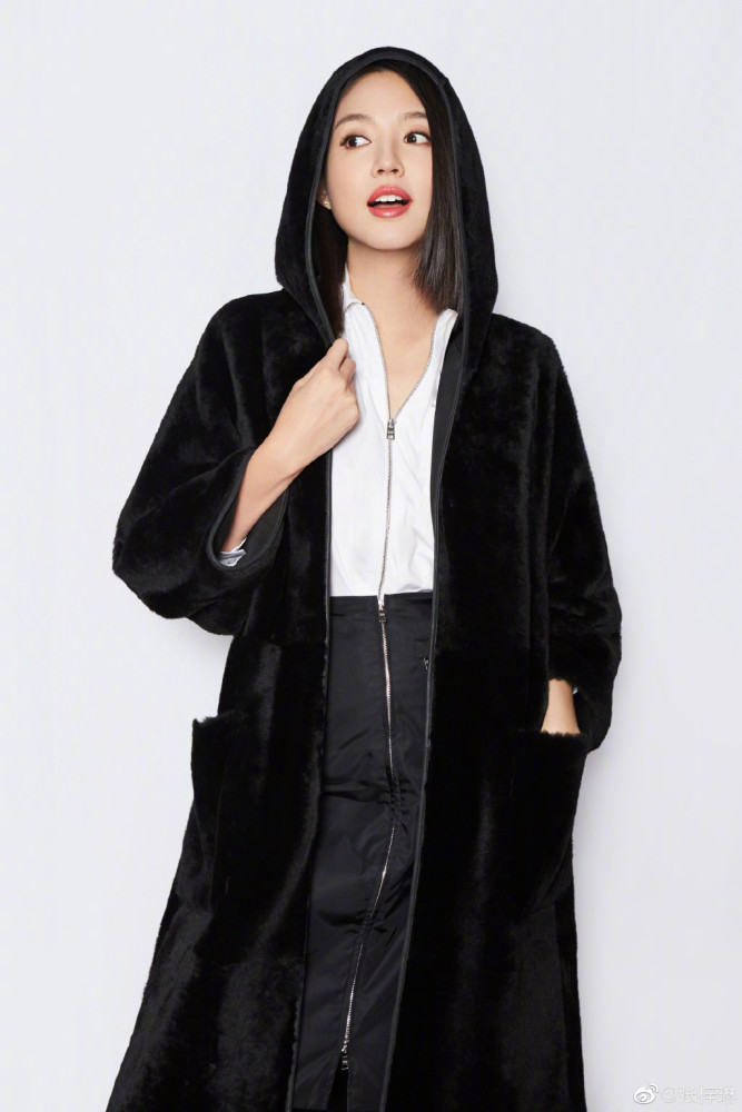 被张梓琳的大长腿惊艳穿羽绒服大衣搭半身裙优雅洋气照穿时髦