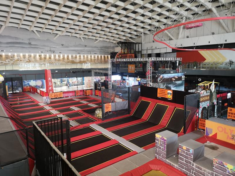 东莞网红店空气湃指示牌割伤女童右手