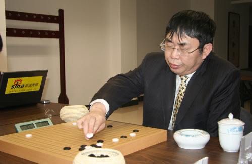 第一局下围棋,聂卫平很轻松的战胜了许银川,第二局下象棋,许银川在让