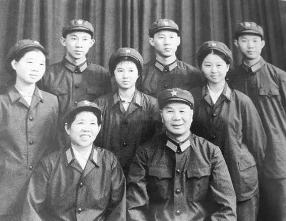 也是中将;杨成武还有个女儿叫杨东荣,嫁给了开国少将王英高的儿子,而