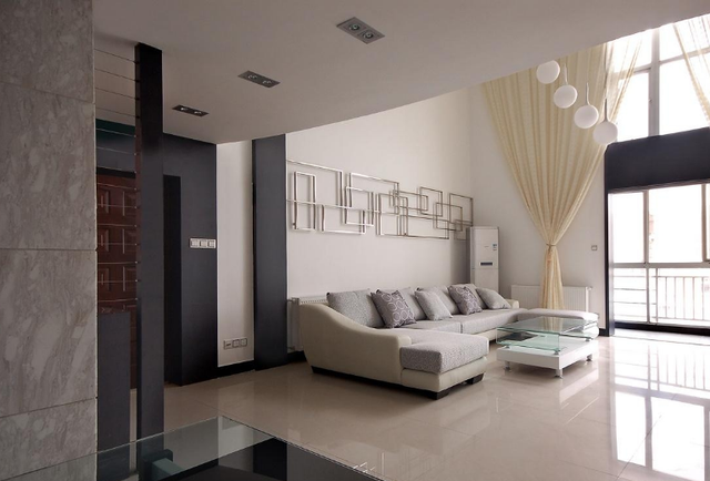 夫妻买下对门的两套房,将墙壁打通之后,小孩在家可以踢足球了