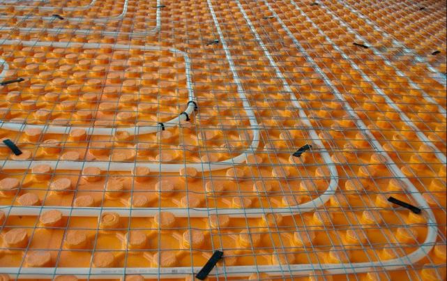 豆石(至少是没有棱角的圆石)和河沙掺水搅拌形成的混凝土,把地暖管道