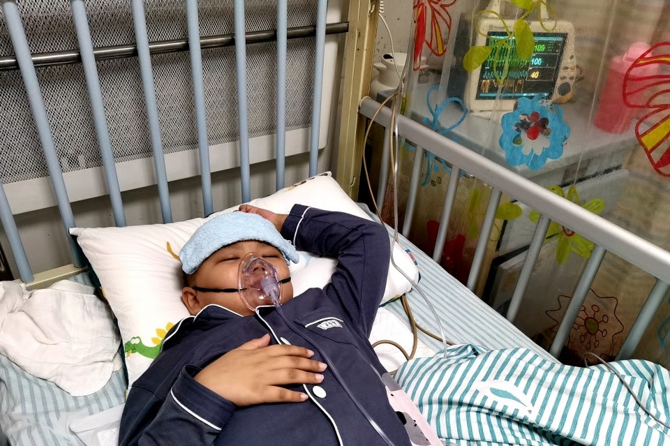 男童患上白血病,治疗中备受折磨,常常哭诉:妈妈,我生不如死啊