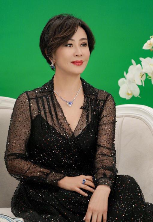 55岁刘嘉玲近照曝光短发造型年轻又贵气奚梦瑶脸蛋发福遭艳压