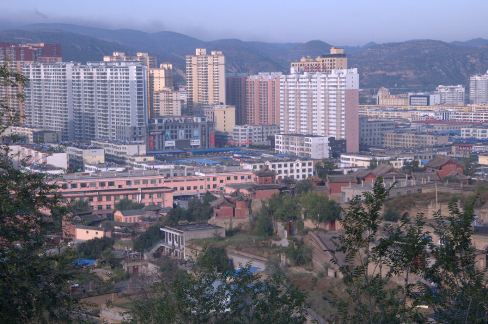 米脂是黄土高原腹地偏北的一个县,属于榆林,距离西安500多公里,县城在