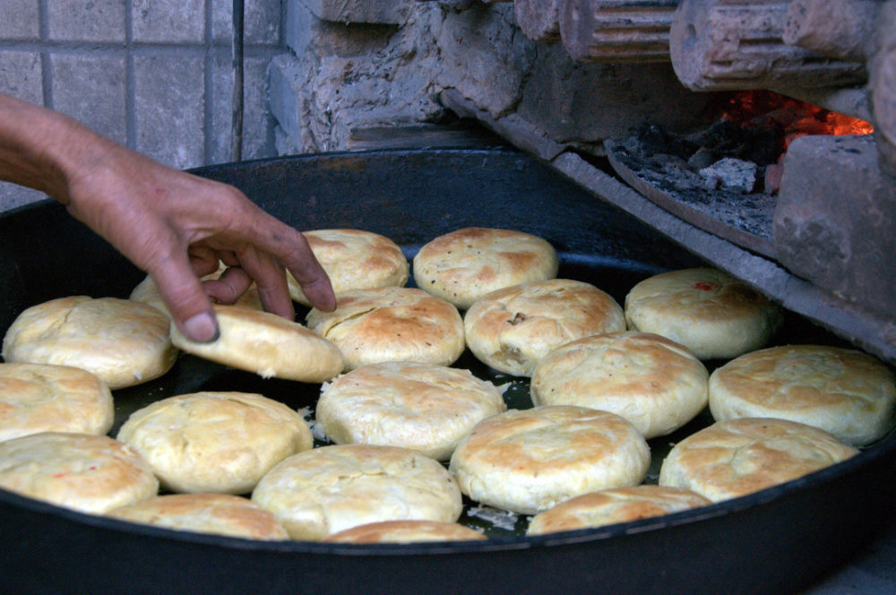 尝遍米脂街头小吃最好吃的竟是老汉柴火烤的饼只卖3元一个