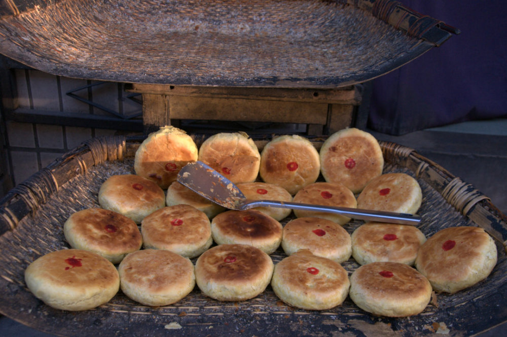 尝遍米脂街头小吃最好吃的竟是老汉柴火烤的饼只卖3元一个