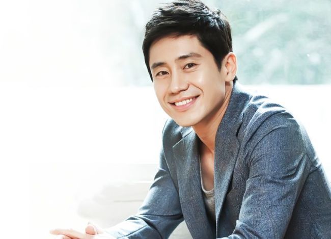 申河均,吕珍九新剧《怪物》海报曝光,将于2月19日开播