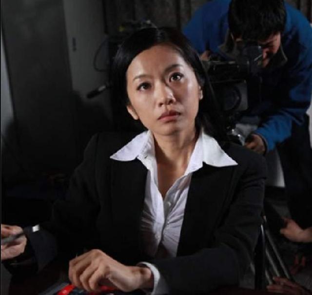 她曾是凤凰台当家花旦却因桃色丑闻事业受阻嫁入豪门后隐退