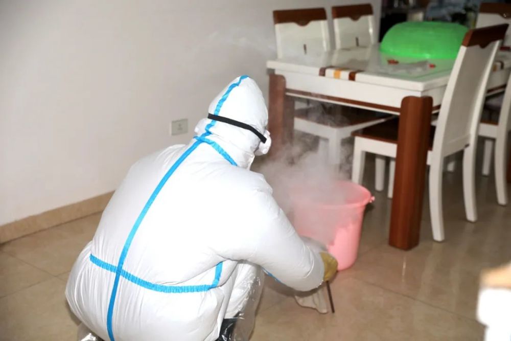 现场实拍:大竹无症状感染者家中消毒…_腾讯新闻