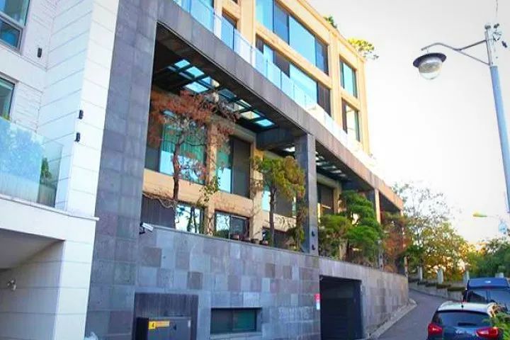 其中有媒体发现jennie家位于汉南洞un village高级别墅区,un village