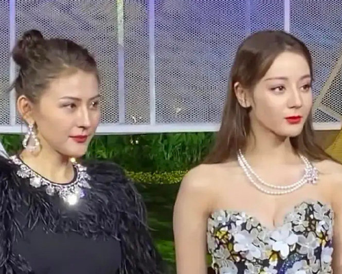 迪丽热巴热依扎罕见同框,同为异域美女却相差巨大,是单身和当妈的区别