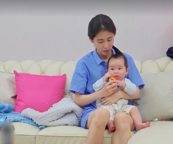 张碧晨抱娃有一套手势,是华晨宇学不会的,难怪女儿只愿和妈妈亲近