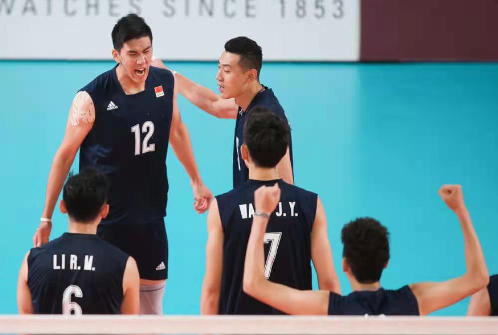 今年开始,拥有30年执教经验的男排功勋教练李焕宁,正式成为了越南男排