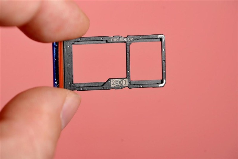 motorola edge s支持nano-sim (nano-sim/micro-sd)三选二卡槽,用户