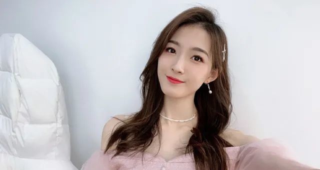 詹姆斯大战老东家,美女主播雪儿亮瞎眼,穿着打扮太独特了_腾讯新闻