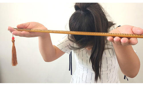 武汉一小学老师因用戒尺打学生手心而被停课是对还是错