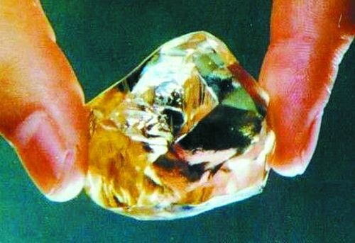 我国最大的"金鸡"钻石,价值达到了几百亿,疑似在日本皇宫?