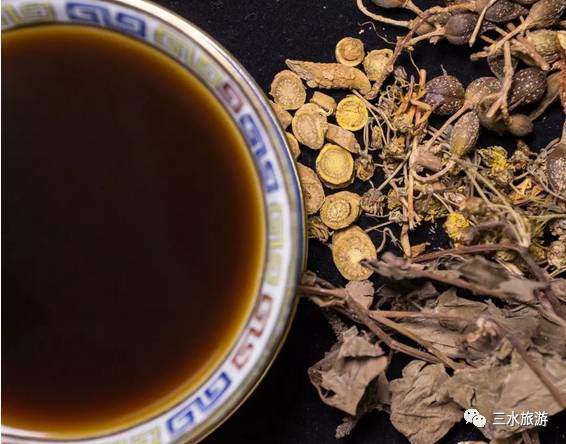 下边有请我们的中量级选手——廿四味凉茶,(廿拼音是都nian).