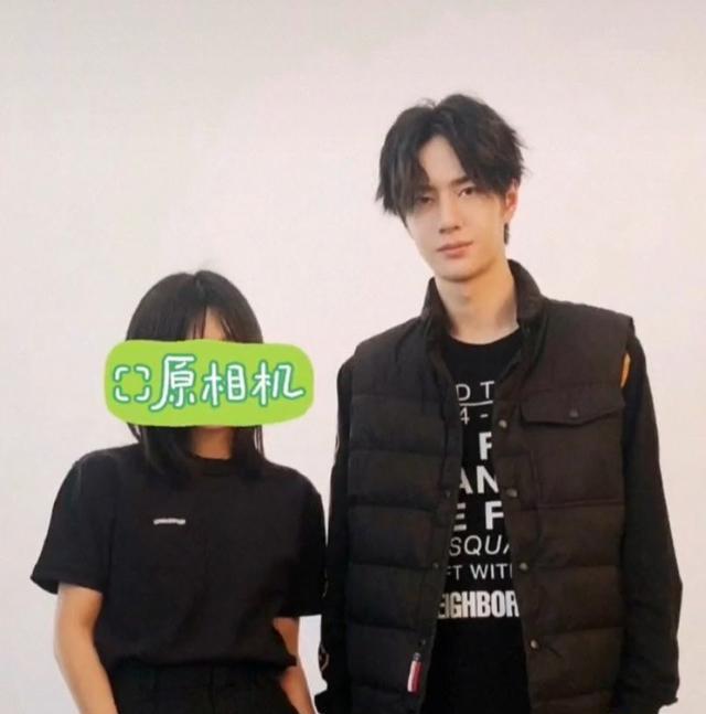 王一博开工拍写真,一头烫发好减龄,和化妆师"合影"手太绅士