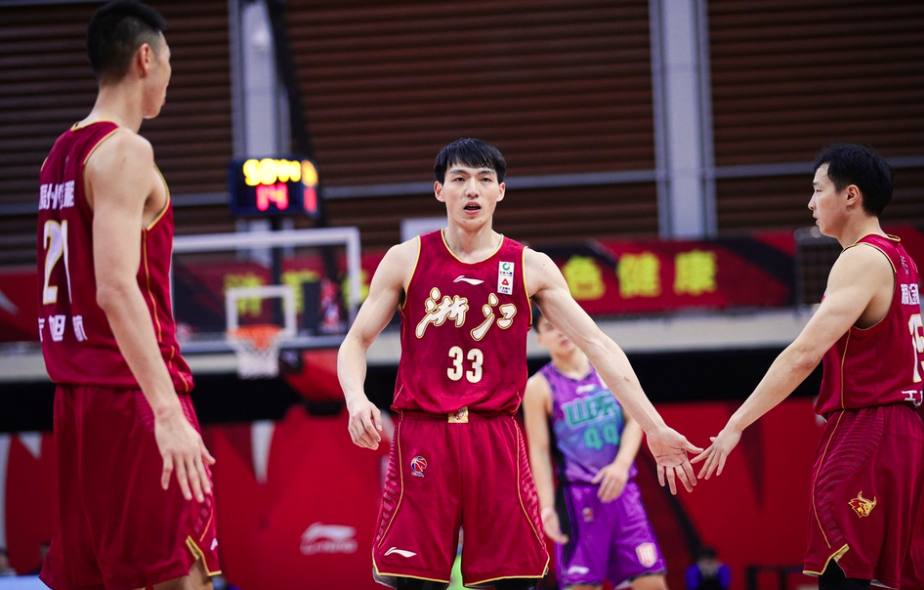 的压迫防守,同时拥有余嘉豪这样高大内线的"骚扰",吴前这个神准的98k