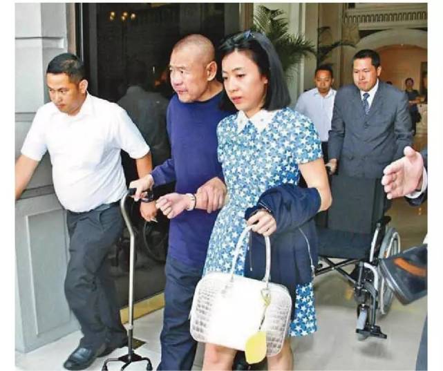 她出身贫穷,姿色平庸,为何能收服刘銮雄成为香港女首富