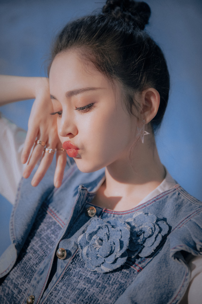 古力娜扎牛仔连衣裙丸子头发型清新脱俗