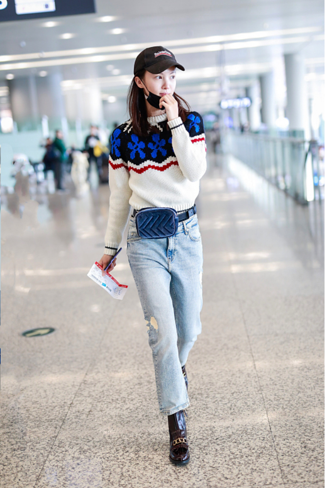 金晨人美穿啥都好看织了大花的厚毛衣在她身上也有高定贵气感