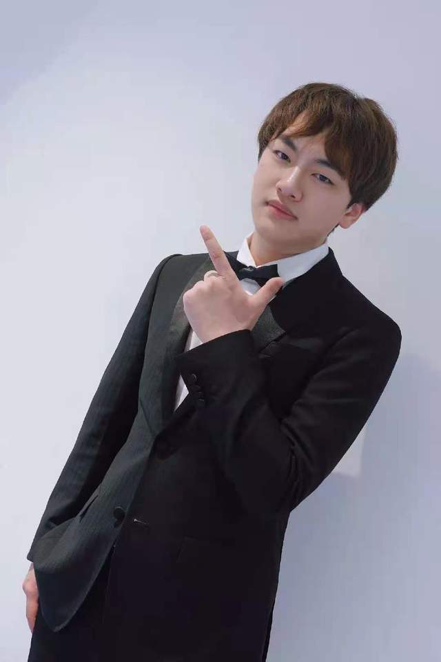 qg刺痛颜值大逆转皆因染发和烫头粉丝堪比整容一样帅气