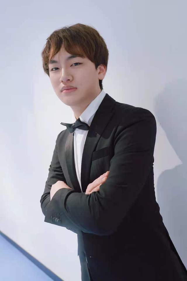 qg刺痛颜值大逆转皆因染发和烫头粉丝堪比整容一样帅气