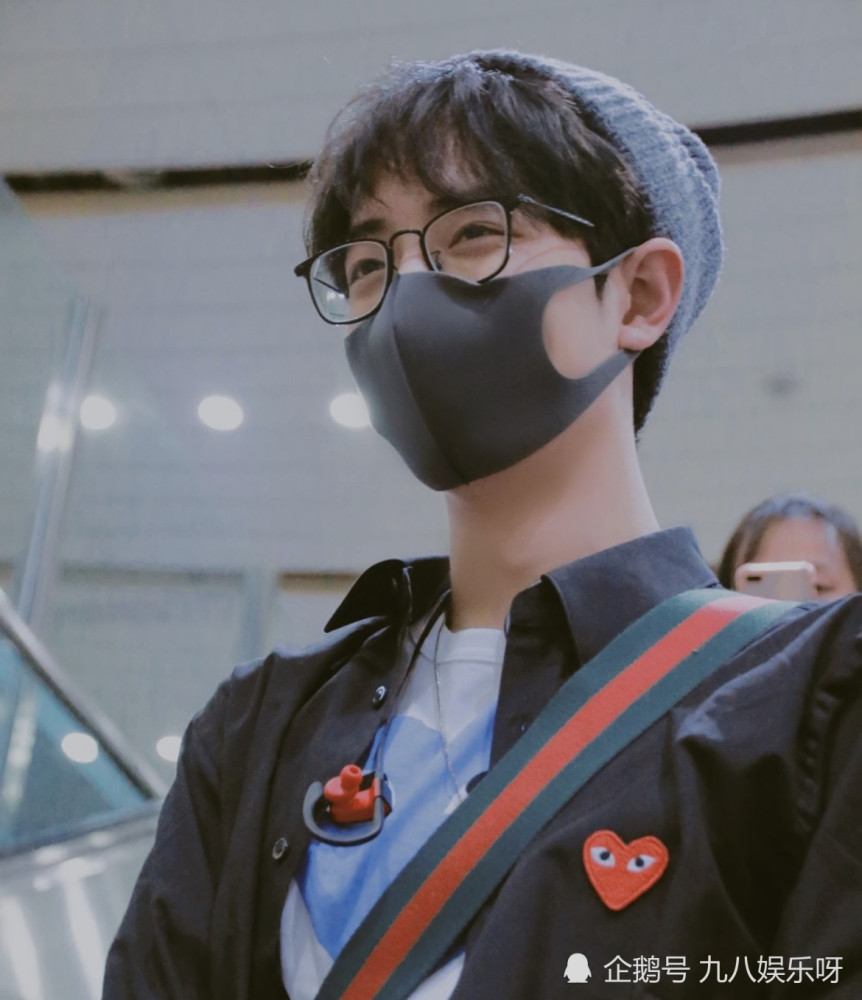 在迪士尼偶遇肖战戴着狐狸耳朵站在高处笑得像个孩子