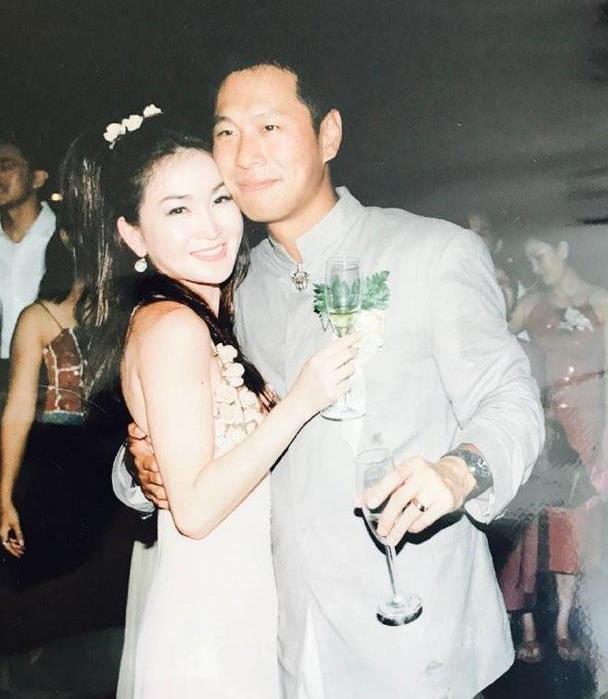 54岁温碧霞晒结婚旧照,20年不变被说看腻了,老公礼服像服务员