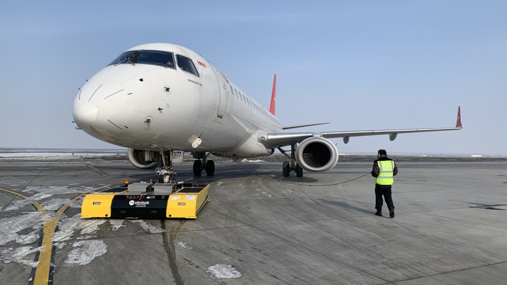 遥控式电动飞机牵引车亮相乌鲁木齐国际机场