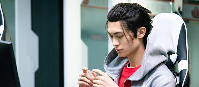 也很和很多大牌明星有过合作,在《全职高手》当中,梁森饰演新人王孙翔