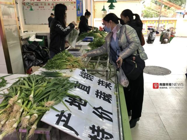 南寧一菜市場低價蔬菜受熱捧,但有的商戶不樂意了