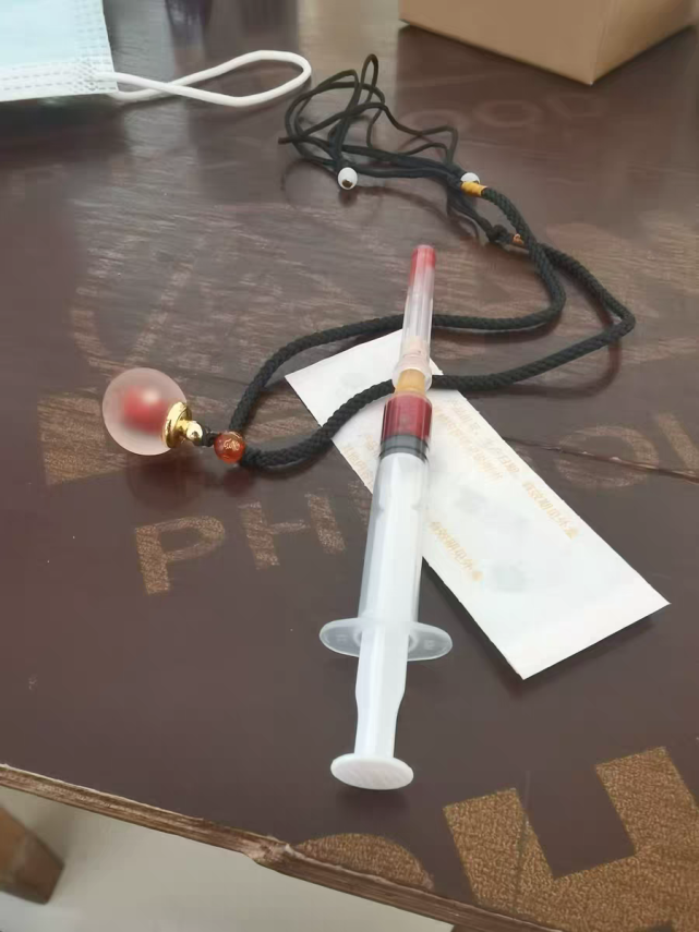 网传最近很多少女用自己的鲜血制作血吊坠当信物送男友辟邪挡灾