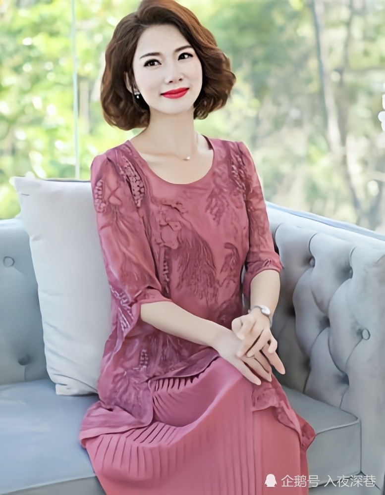 四十岁的女人就如一首经典的老歌,岁月的红尘锁不住她们的魅力,美貌虽