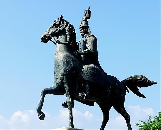 上图——努尔哈赤塑像