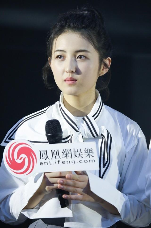 张子枫早该这么穿衣服了学生搭配显稚嫩更有一种稚嫩感
