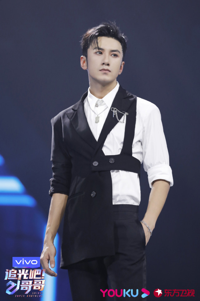 肖顺尧伍嘉成李泽锋哥哥们的改变,也源自女性对他们的鞭策.