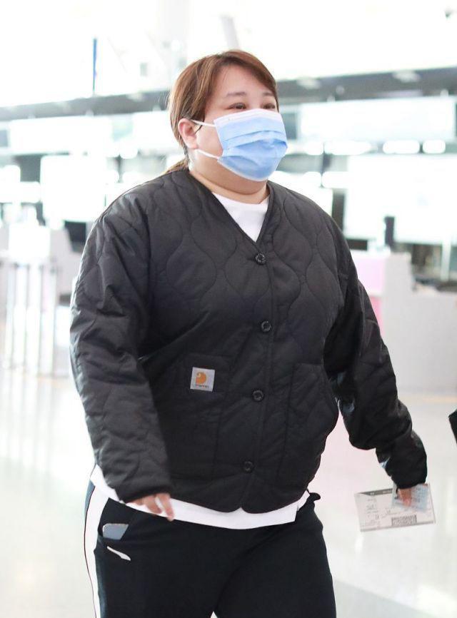贾玲走机场的照片,那时候的她一件帅气的黑色夹克棉服打扮,下装搭配