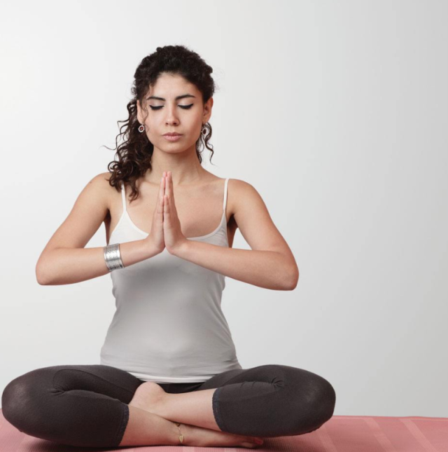 在印度旅行,会在寺院,乡村,洞穴或林中见到没穿衣服的瑜伽师_腾讯新闻