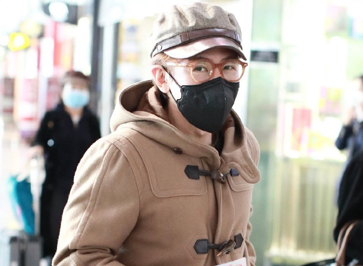 44岁刘谦罕见走机场穿牛角扣外套配休闲裤卷裤腿细节很显高