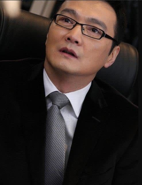 他是知名导演,因丁克离婚,前妻再婚生子而他57岁仍单身